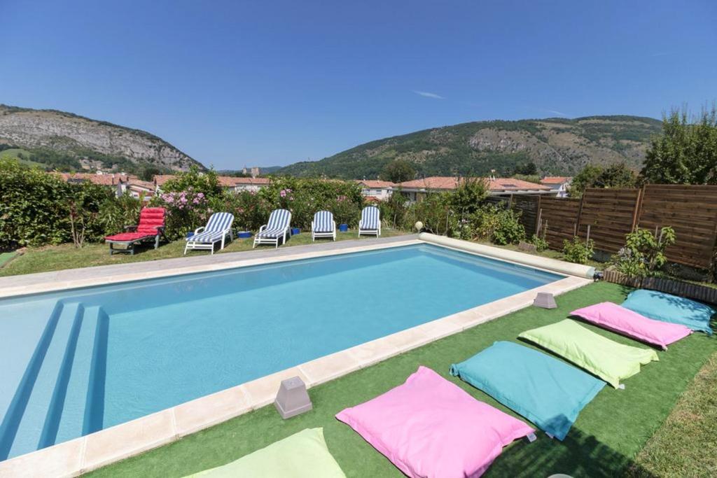 Piscine de l'établissement Villa de 4 chambres avec vue sur la ville piscine privee et jacuzzi a Foix ou située à proximité