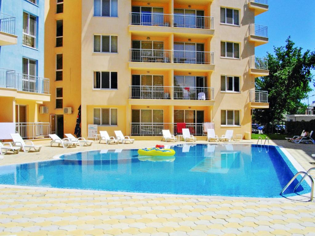 una grande piscina di fronte a un edificio di One bedroom appartement at Slantchev Briag 600 m away from the beach with city view shared pool and balcony a Sunny Beach