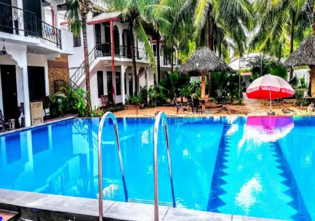 The swimming pool at or close to Crescent Sea Resort