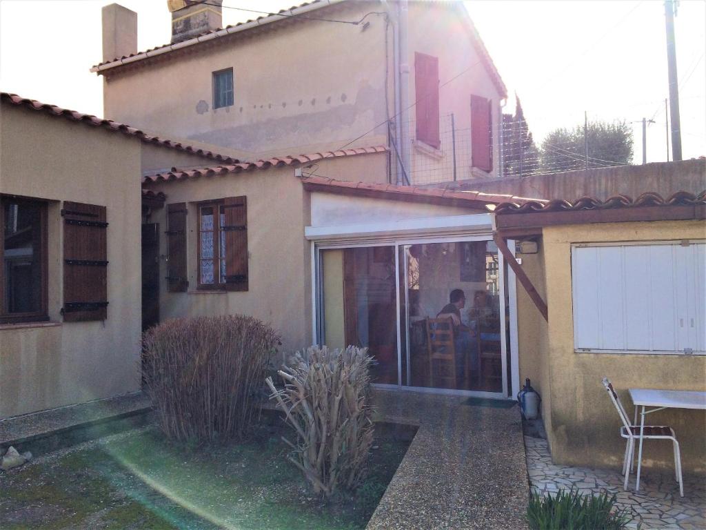 ラ・シオタにあるMaison d'une chambre avec vue sur la ville et jardin clos a La Ciotat a 2 km de la plageの窓とテーブルが前にある家