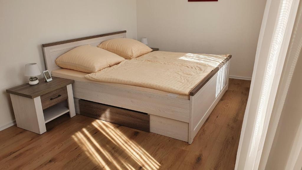 1 dormitorio con 1 cama con mesita de noche y 1 cama sidx sidx sidx en Schöne Aussicht, Wallbox, 70qm, kontaktloser Check-in, en Eisenach