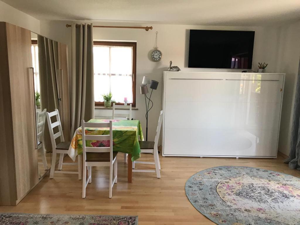 BohnApart52 في تزفيسل: غرفة معيشة مع طاولة وكراسي وتلفزيون
