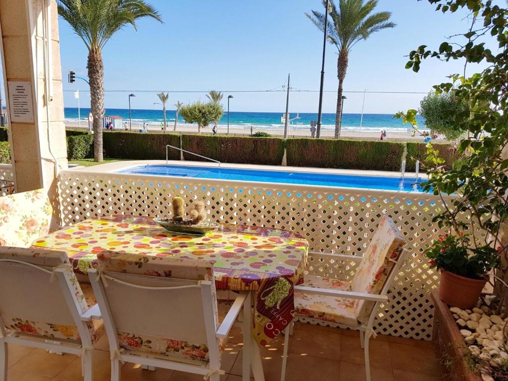 Benimagrellにある3 bedrooms appartement at El Campello Alacant 50 m away from the beach with sea view shared pool and furnished gardenのギャラリーの写真