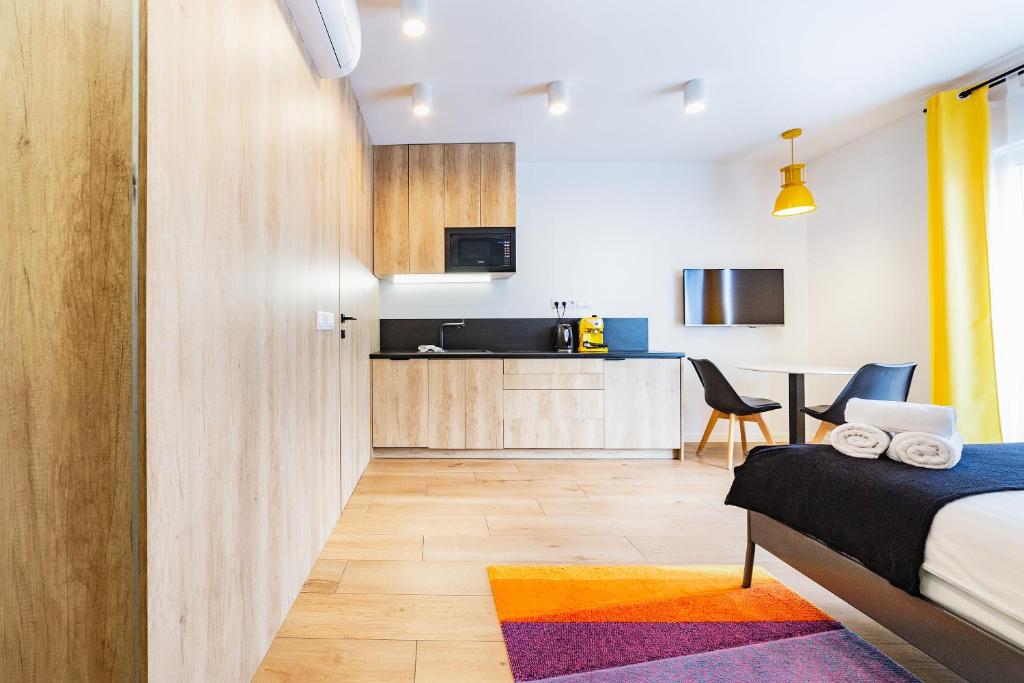 Piccola camera con letto e cucina. di Odra View Apartments a Breslavia