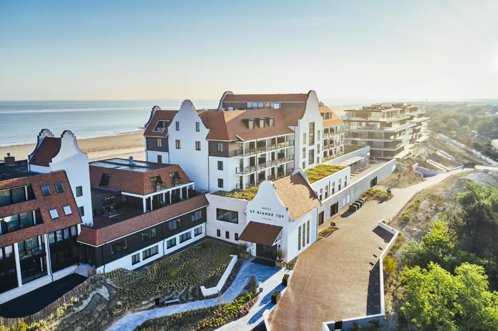 an aerial view of a building on the beach at Hotel de Blanke Top in Cadzand-Bad
