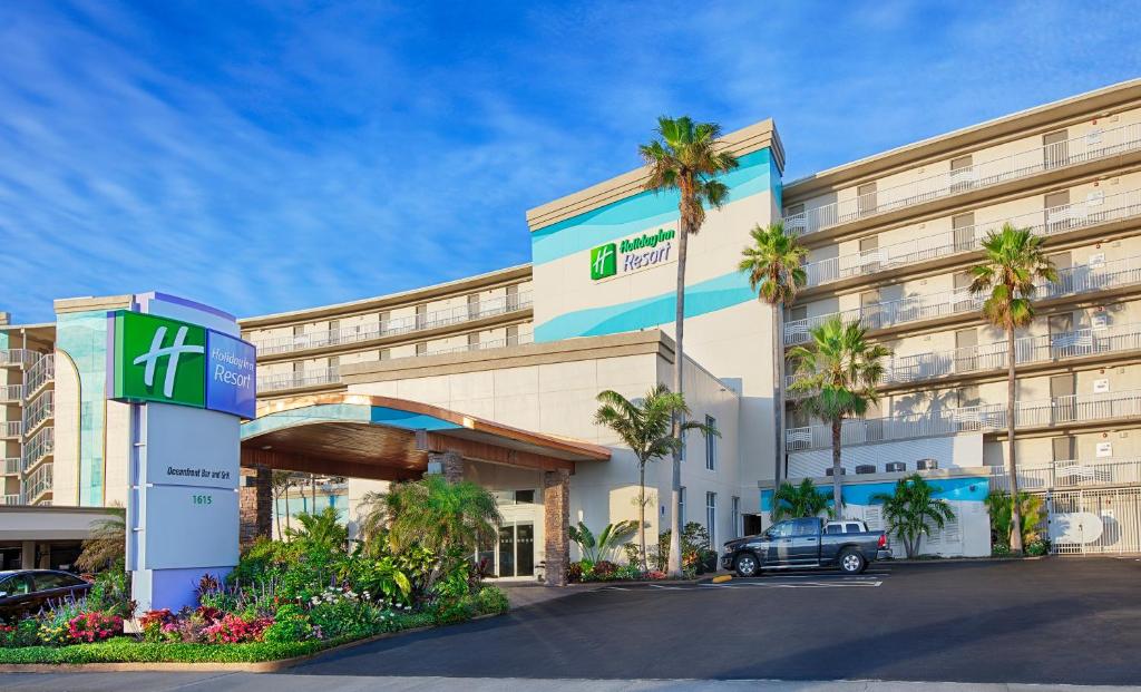 uma renderização da frente de um hotel com estacionamento em Holiday Inn Resort Daytona Beach Oceanfront, an IHG Hotel em Daytona Beach