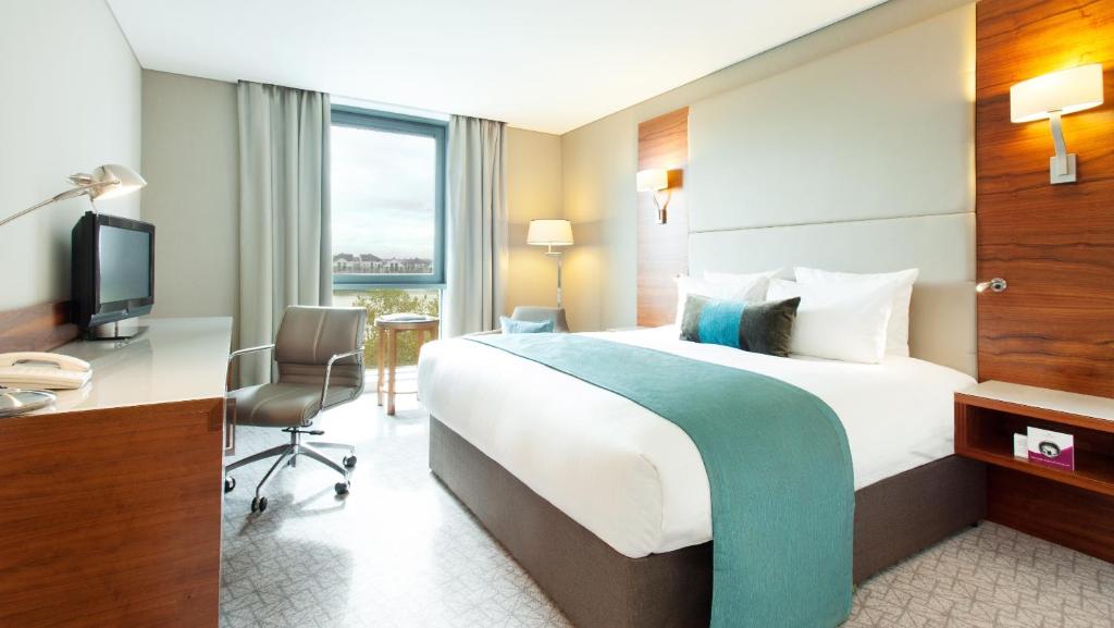 TV a/nebo společenská místnost v ubytování Crowne Plaza London - Docklands by IHG