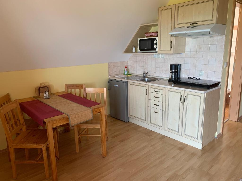 Kuchnia lub aneks kuchenny w obiekcie HolidaySport Haus