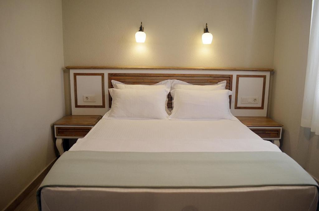 Postel nebo postele na pokoji v ubytování Datca Beyaz Ev Hotel
