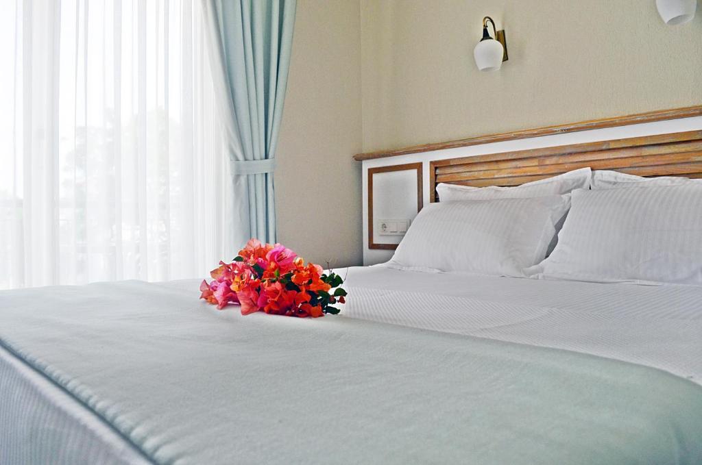 Postel nebo postele na pokoji v ubytování Datca Beyaz Ev Hotel