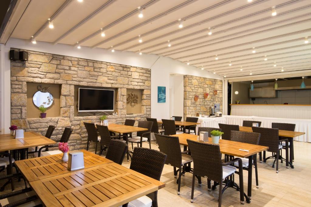 TV a/nebo společenská místnost v ubytování Datca Beyaz Ev Hotel