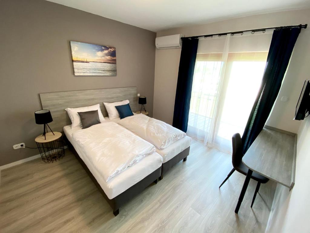 Postel nebo postele na pokoji v ubytování Holiday Hotel Siófok