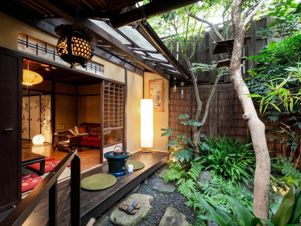 京都的住宿－和樂安旅館，树屋中间的花园