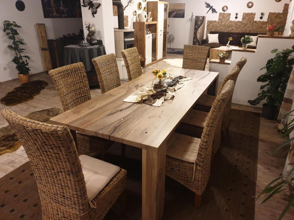 einen Holztisch mit Korbstühlen in einem Zimmer in der Unterkunft Martin´s Ferienwohnung in Furth im Wald