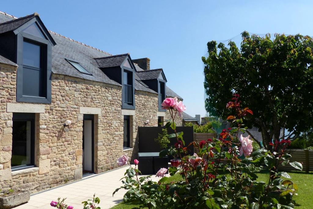 a stone house with a garden in front of it at Baden - Maison 4 personnes avec jardin et vue sur mer in Baden