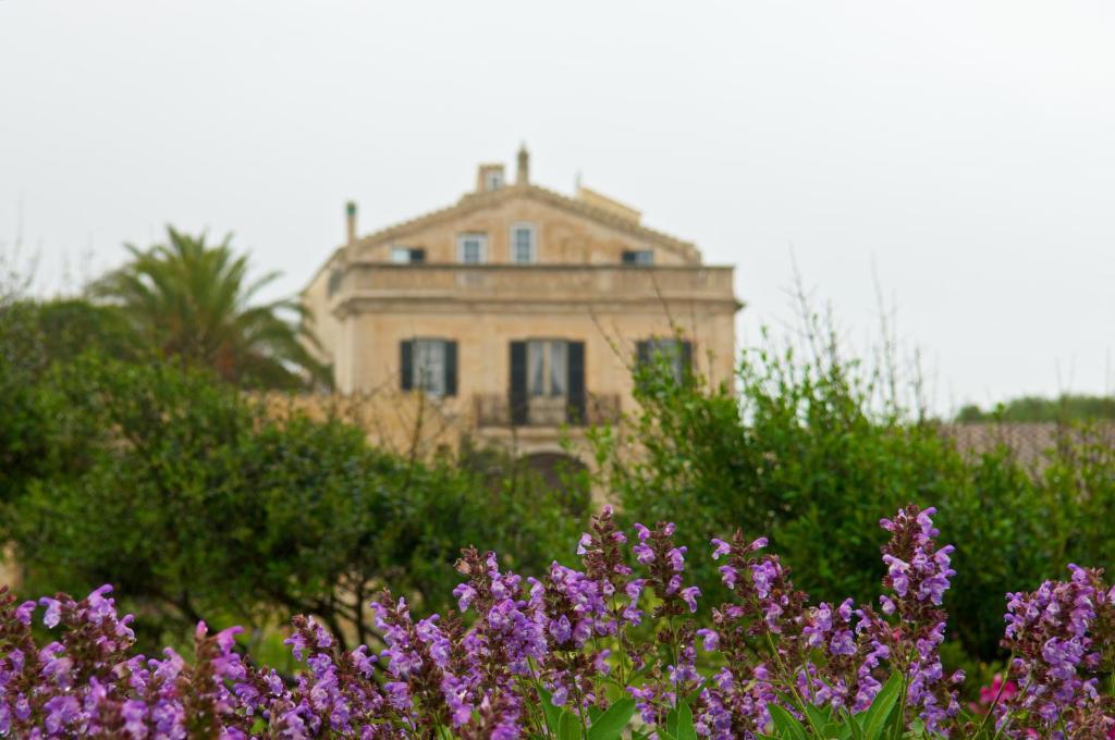 Um jardim em Alcaufar Vell Hotel Rural & Restaurant
