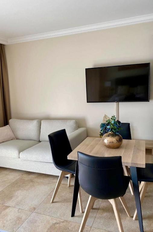 Televízia a/alebo spoločenská miestnosť v ubytovaní Ekskluzywny Apartament GOLD Gardenia Dziwnów z widokiem na morze trzecie piętro 1 pokojowy EPapartamenty