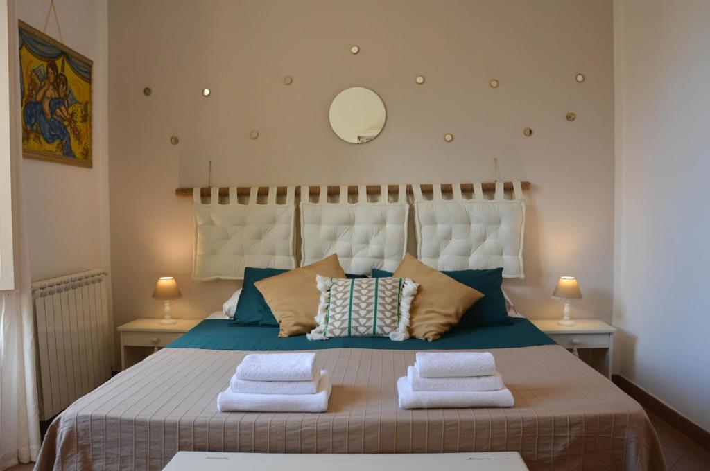 ein Schlafzimmer mit einem großen Bett mit Handtüchern darauf in der Unterkunft Guest house Le Sibille in Taormina