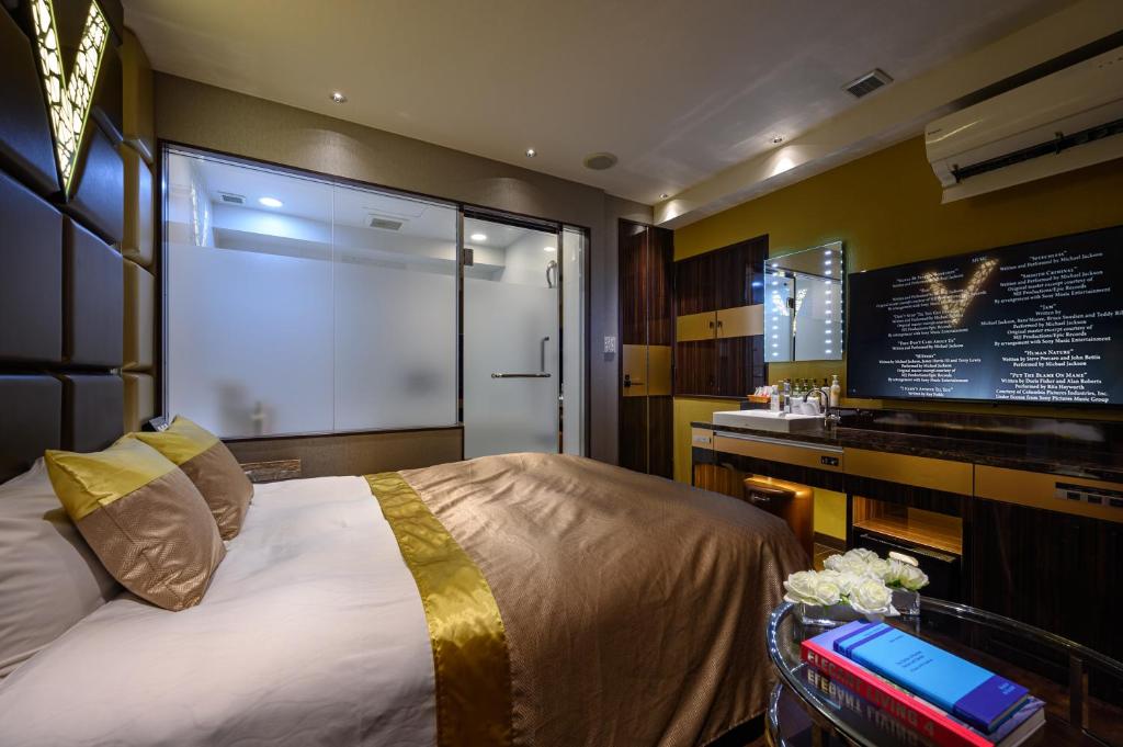 TV a/nebo společenská místnost v ubytování HOTEL VARKIN ANNEX
