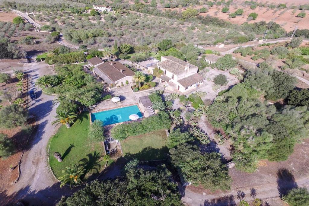 vista aerea su un palazzo con piscina di Agroturismo Can Patro a Manacor