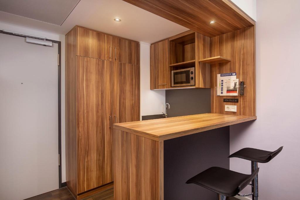 Кухня или мини-кухня в Holiday Inn Express Bremen Airport by IHG
