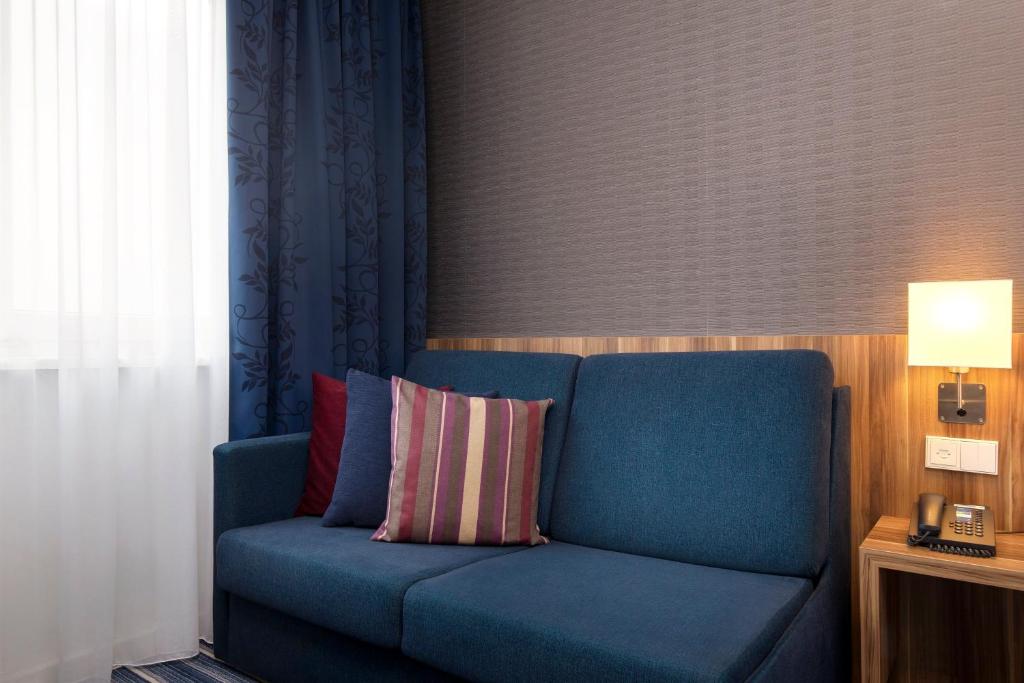 Гостиная зона в Holiday Inn Express Bremen Airport by IHG