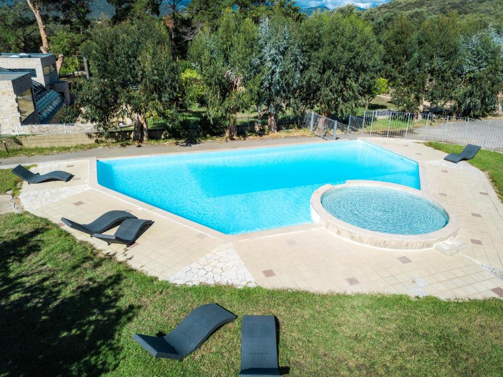 an overhead view of a swimming pool with chairs around it at Résidence de Filitosa - Le Torréen in Sollacaro