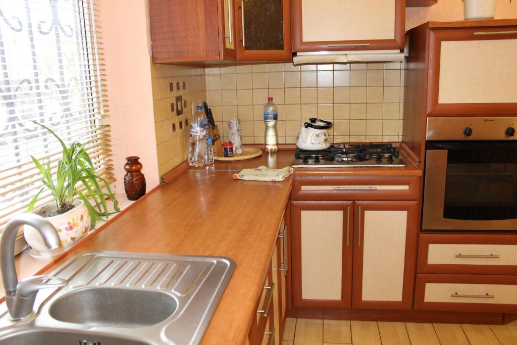 eine Küche mit einer Spüle und einer Arbeitsplatte in der Unterkunft Квартира-студия in Tschernihiw
