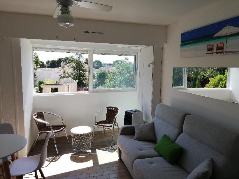 un salon avec un canapé bleu et des chaises dans l'établissement Studio , proche plages,classé 3 étoiles, à Balaruc-les-Bains