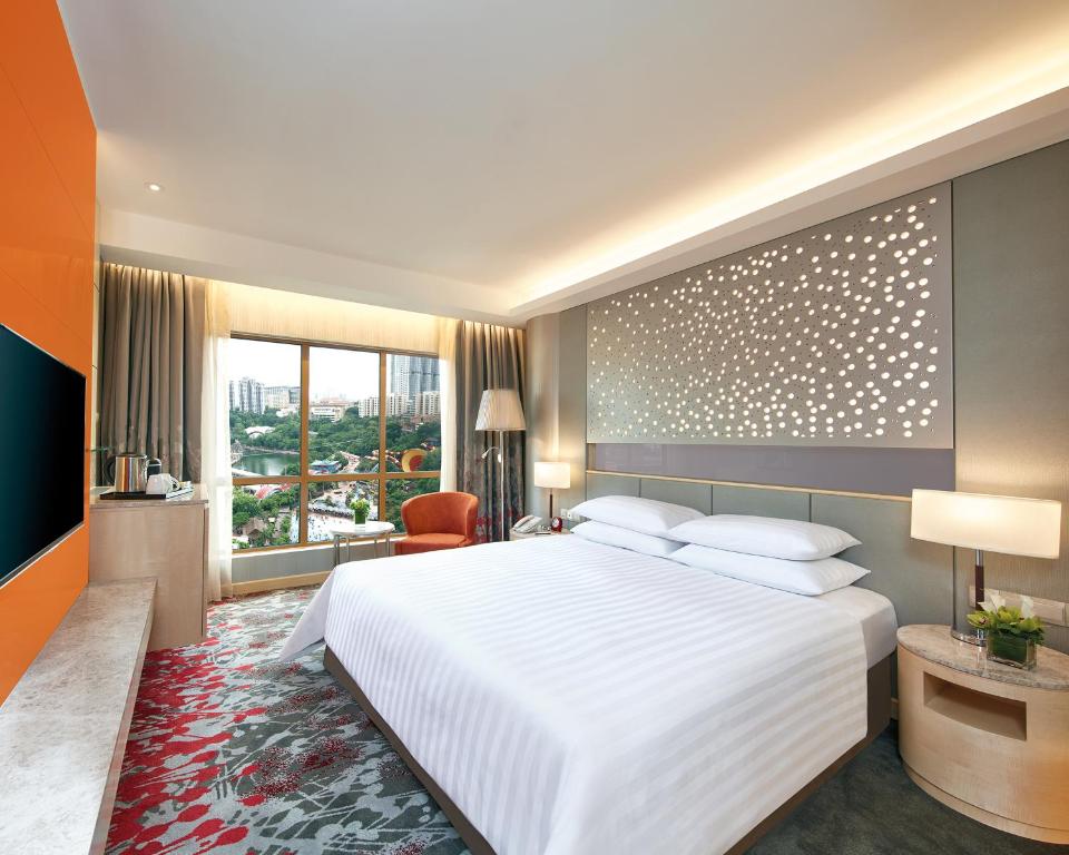 Postel nebo postele na pokoji v ubytování Sunway Pyramid Hotel
