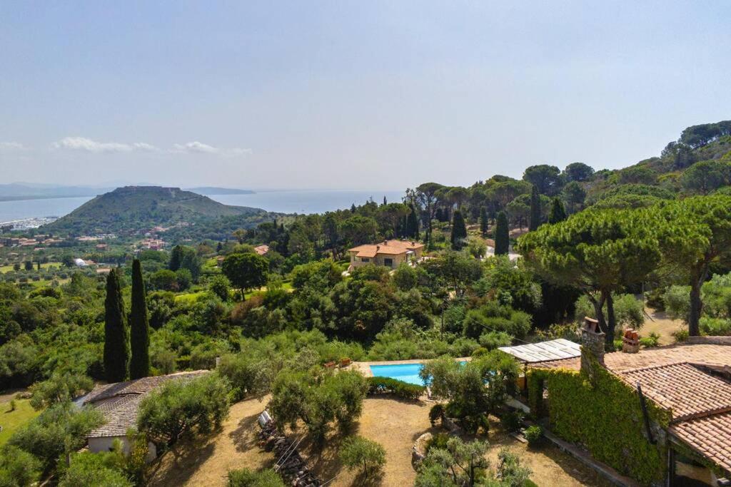 Изглед към басейн в Villa della Fonte или наблизо
