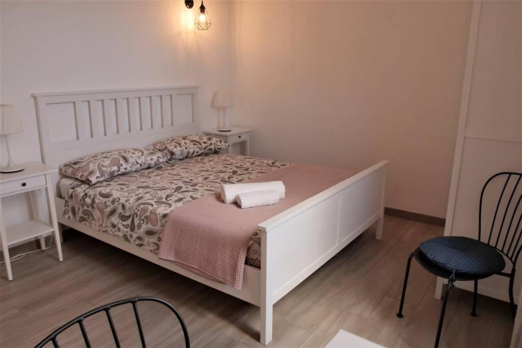 una camera da letto con un letto con due sedie e un tavolo di Apartment Matilde a Roma