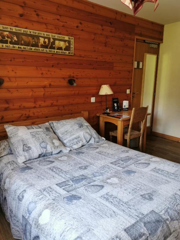 Postel nebo postele na pokoji v ubytování Hôtel Arolla