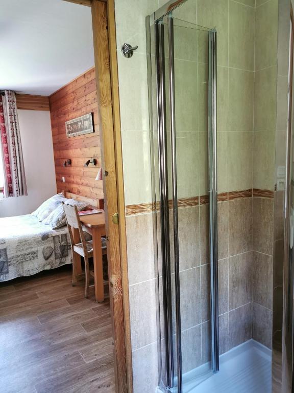 Postel nebo postele na pokoji v ubytování Hôtel Arolla