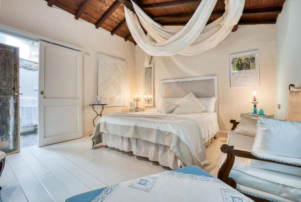 een slaapkamer met een bed en een raam bij B&B dei Papi Boutique Hotel in Viterbo