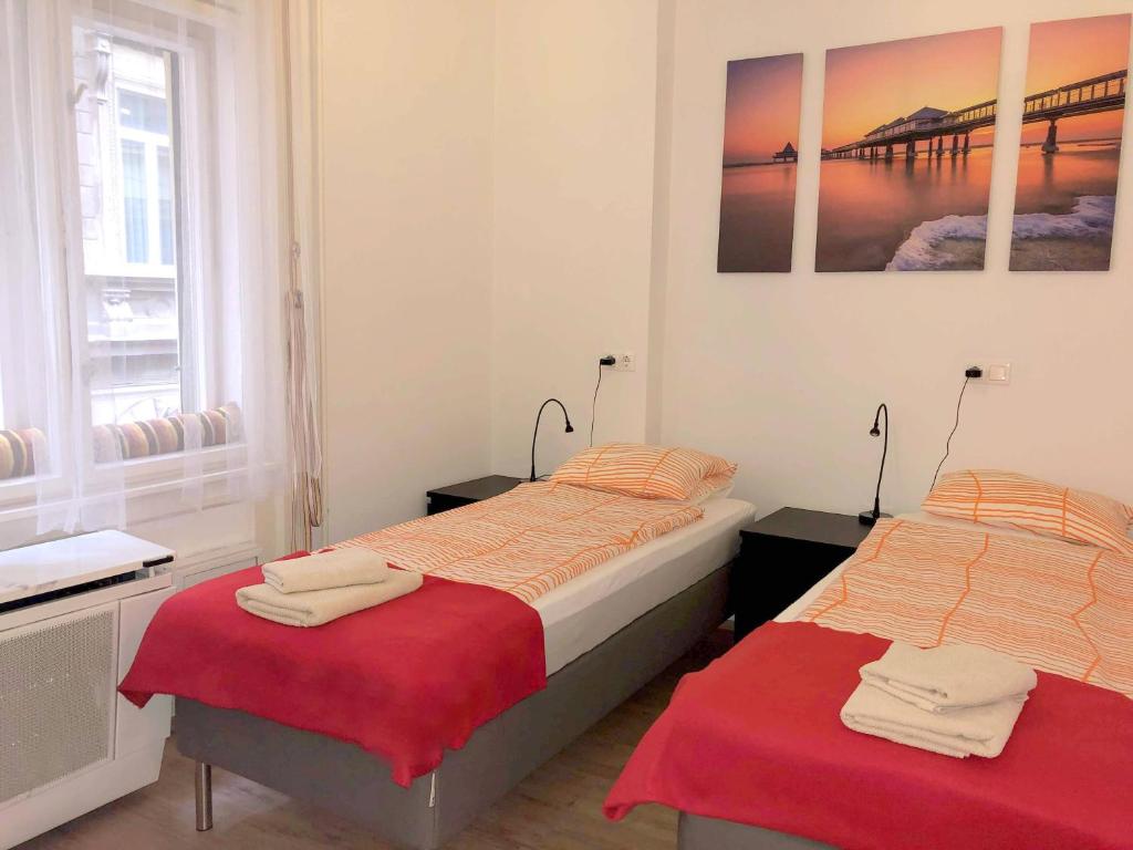 ブダペストにあるバシリカスイートのベッドルーム1室(ベッド2台、タオル付)