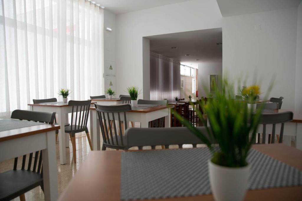 Um restaurante ou outro lugar para comer em Hotel Ancora Mar