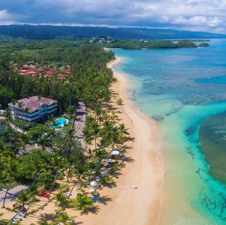 una vista aérea de una playa con sombrillas y el océano en Hotel Residence Marilar, en Las Terrenas