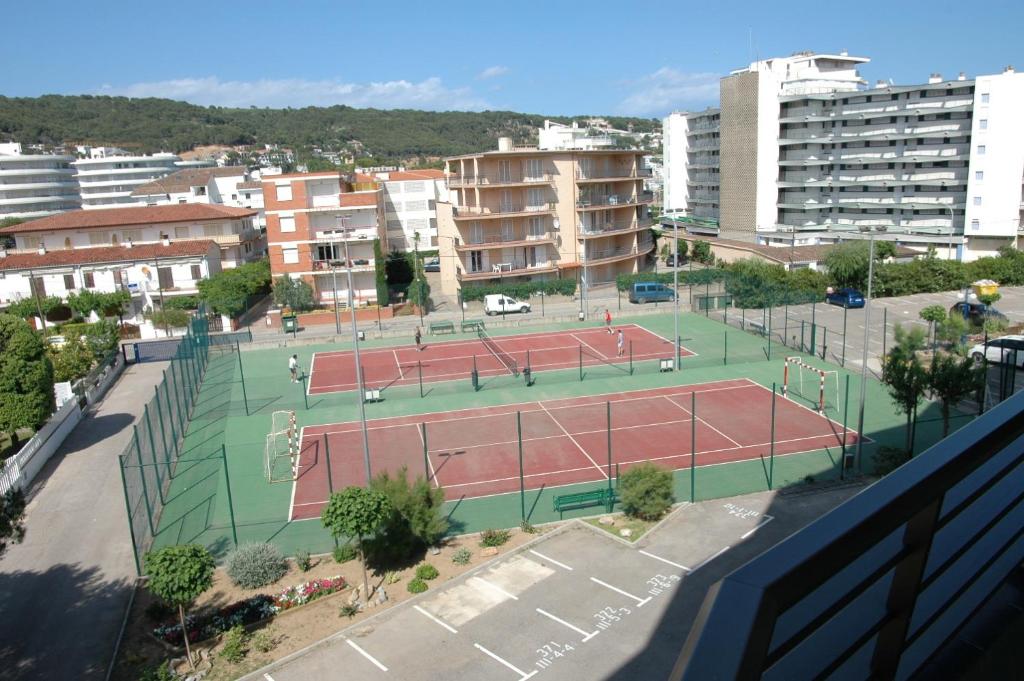 Tennis and/or squash facilities at Apartamentos en Rocamaura or nearby