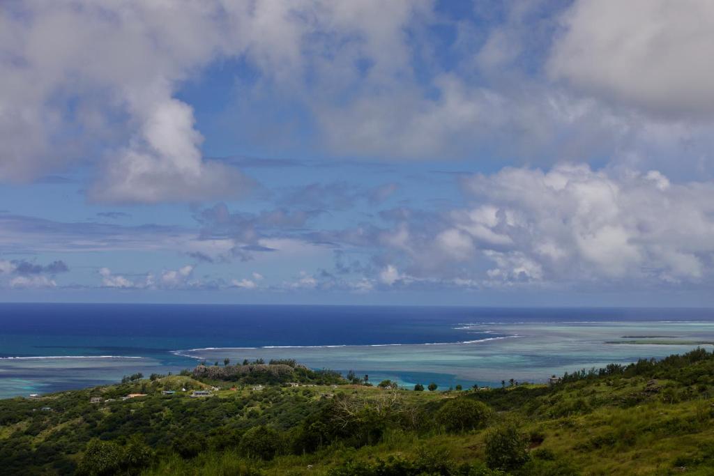 uitzicht op de oceaan vanaf de top van een heuvel bij Villa Mon Refuge in Rodrigues Island
