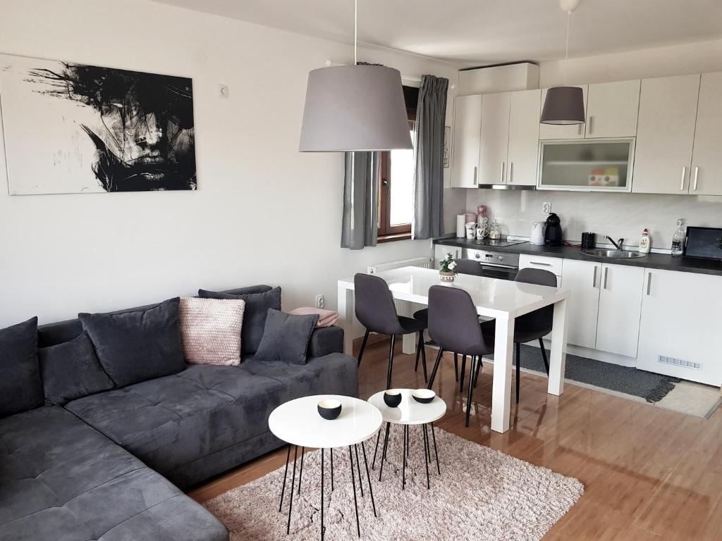 una sala de estar con un sofá y una mesa en Kutak11, en Zlatibor