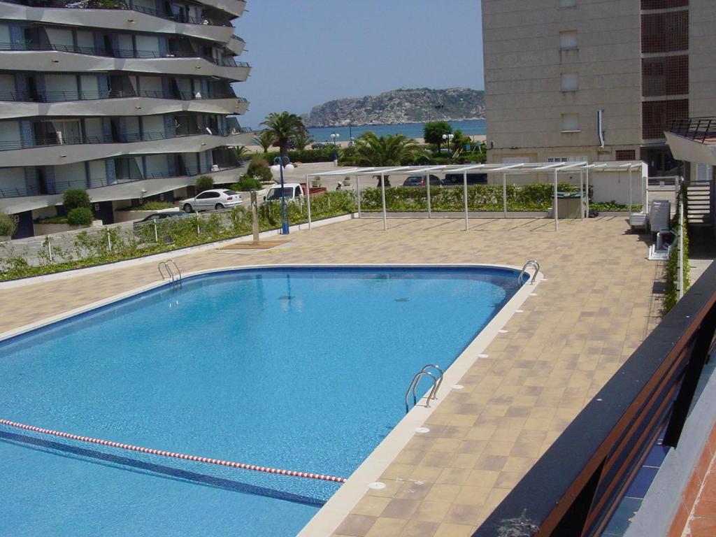 The swimming pool at or close to Apartamentos en Rocamaura