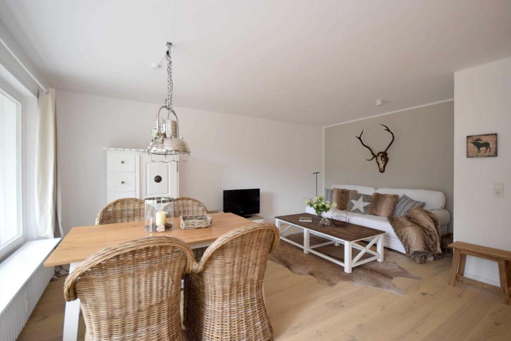 ein Wohnzimmer mit einem Tisch und einem Sofa in der Unterkunft Harztraum in Bad Harzburg
