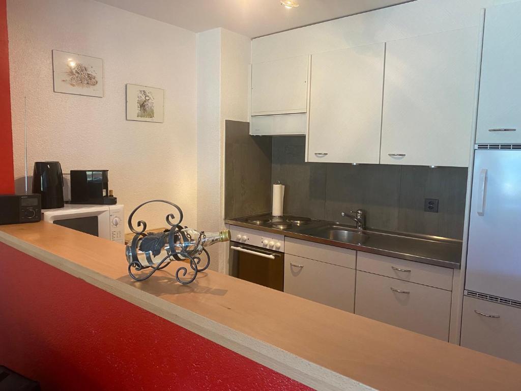 Kuchyň nebo kuchyňský kout v ubytování 2,5 pces Accueillant comme à la maison