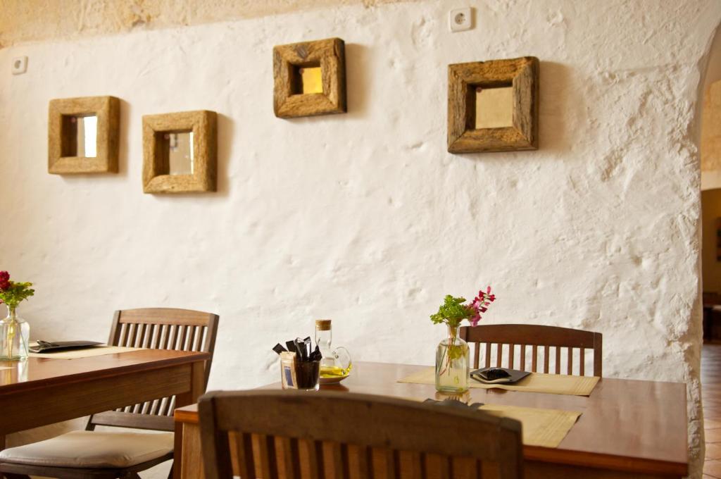 Foto da galeria de Alcaufar Vell Hotel Rural & Restaurant em Sant Lluis