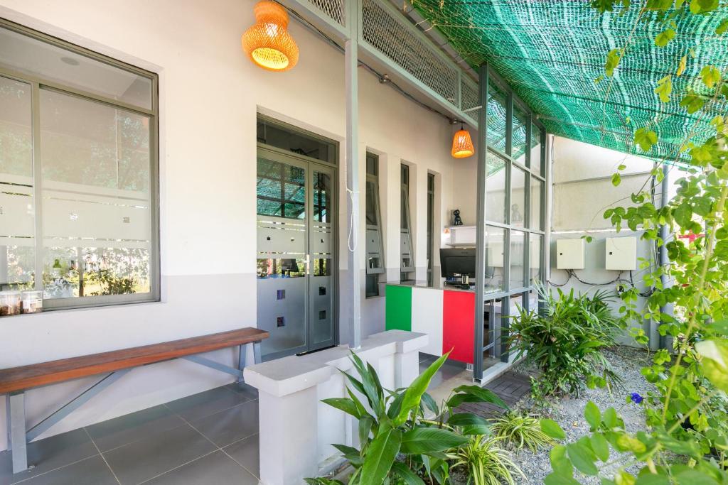 eine Lobby eines Gebäudes mit einer Bank und Pflanzen in der Unterkunft Colorful Home Stay Phú Quốc in Phu Quoc