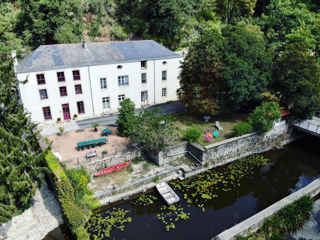 Mortagne-sur-SèvreにあるMoulin Pont Vieux Chambres d'hôtesの川の横の白い建物の空中