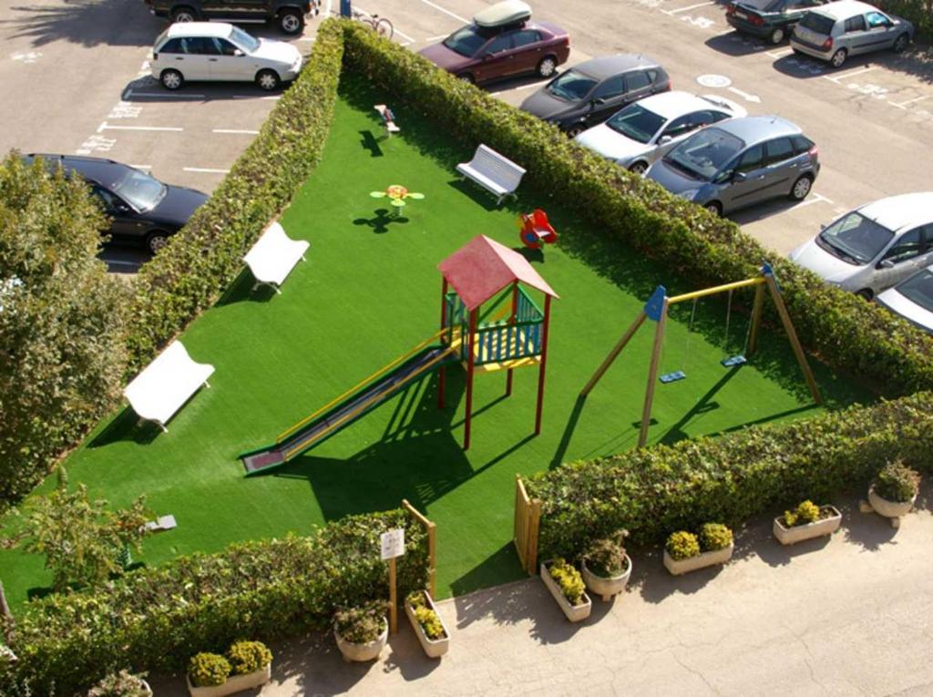 A garden outside Apartamentos en Rocamaura