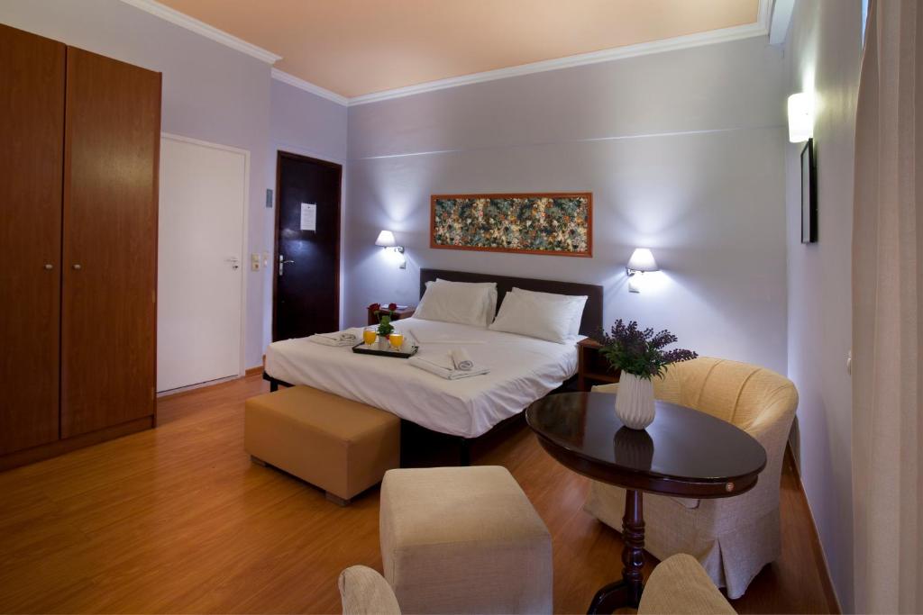 Postel nebo postele na pokoji v ubytování Grand Hotel Loutraki
