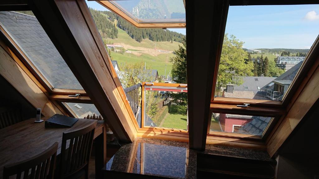 Zimmer im Dachgeschoss mit 2 großen Fenstern in der Unterkunft Ferienwohnung Dachspitze mit Tiefgaragenstellplatz und Skiraum in Kurort Oberwiesenthal